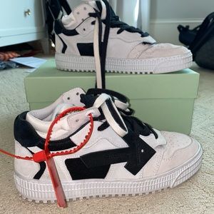 Off white off-court 3.0 sneakers!
